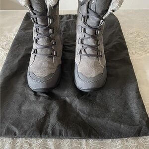 Columbia Women's Charcoal Winter Boots. Size 4 Youth